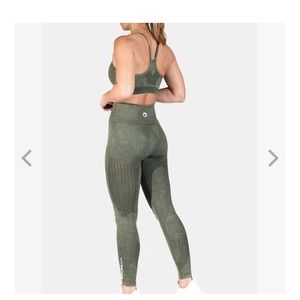 NWT LiveSore Fire Seamless Leggings - Icon Sand Washed Hunter Green SIZE SMALL